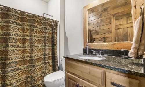 6 Bedroom Lodge Main Floor Bathroom