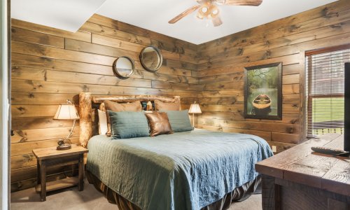 6 Bedroom Lodge Main Floor King Bedroom